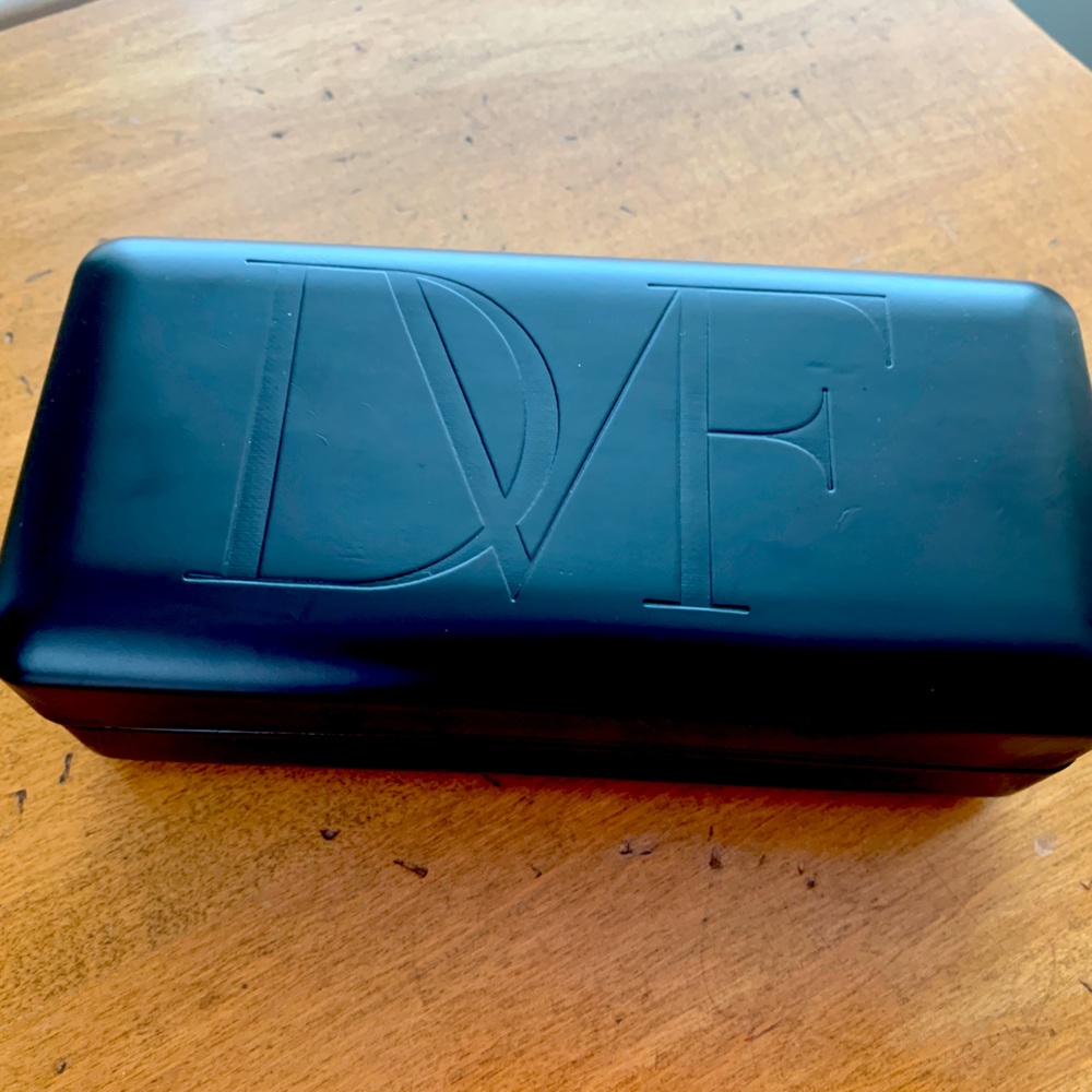 💐 3 for $15 Diane Von Furstenberg glasses case